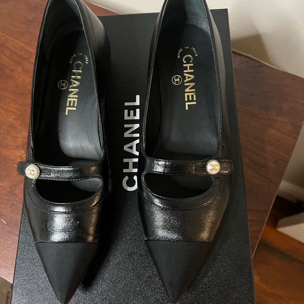 CHANEL Black Women's Ballet Flats